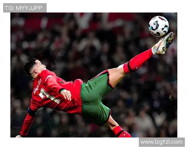 当岁月定格绿茵背影那一刻足球传奇的故事仍在继续