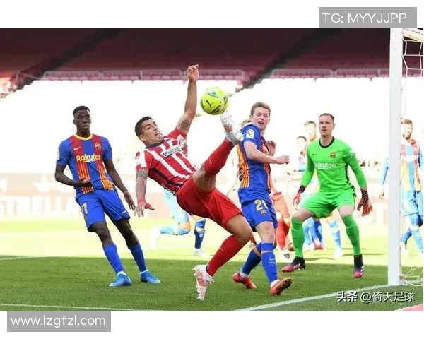 足球场上卧倒英雄传：聚焦那些蹲地瞬间诠释传奇的足球巨星