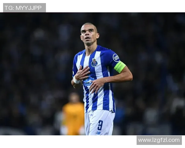 足球传奇的最后一声告别 球星退役时的感人辞句与背后故事 足球传奇的最后一声告别 球星退役时的感人辞句与背后故事