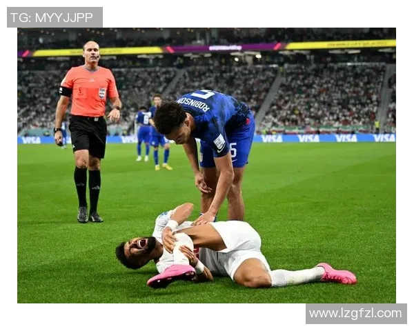足球球星遭飞铲意外倒地瞬间痛苦表情令人心疼此役伤情引发关注
