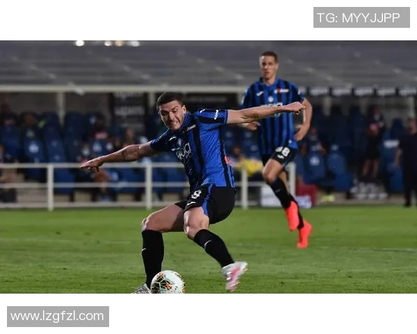 冷漠足球球星冷眼注视画面展现独特个性与比赛中的坚韧决心